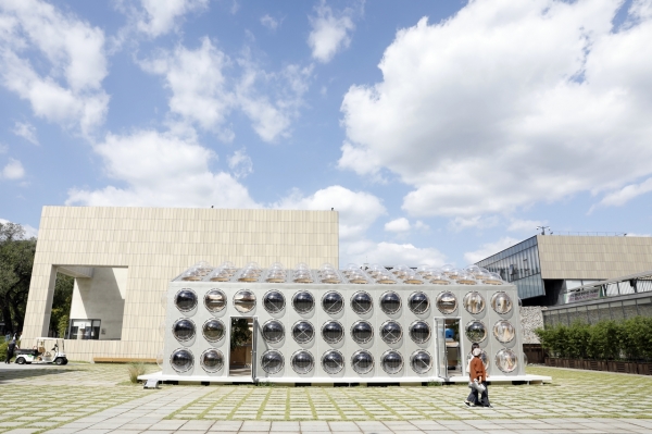 동국제강과 오브라 아키텍츠가 협업한 ‘영원한 봄’ 외부 전경 (사진=동국제강)