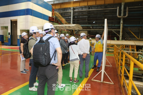 베트남철강산업시찰단이 포스코 베트남의 생산라인을 둘러보고 있다. (사진=철강금속신문)