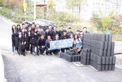 NCH코리아는 성동구 금호동 일대에서 따뜻한 겨울나기를 돕기 위한 사랑의 연탄나눔 운동 봉사 활동을 진행했다. (사진=NCH코리아)