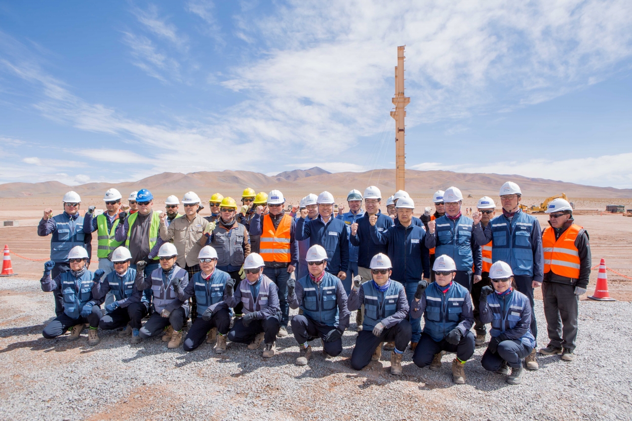 포스코 최정우 회장이 아르헨티나 리튬 추출 데모플랜트 건설현장을 방문해 직원들을 격려했다.