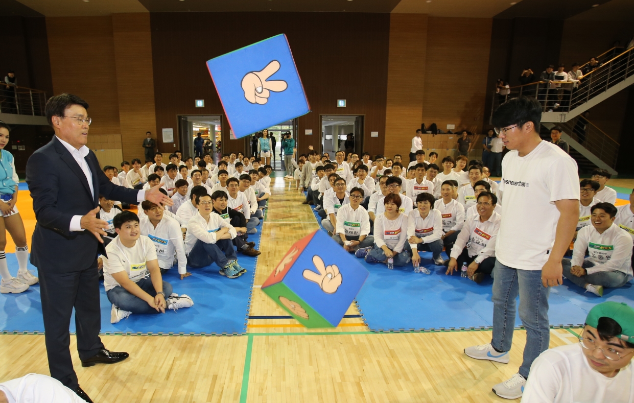 포스코 '도전 안전골든벨'에서 최정우 회장이 패자 부활전에 참여하고 있다.