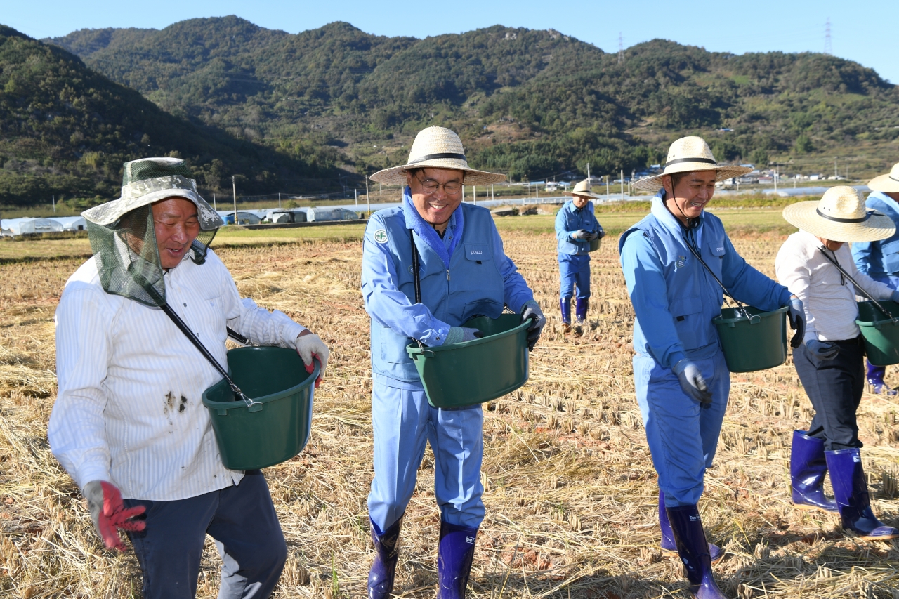 최정우 회장이 직원들과 함께 30일 전남 광양시 진월면에서 ‘규산질 슬래그 비료 뿌리기 봉사활동’을 하고 있다.