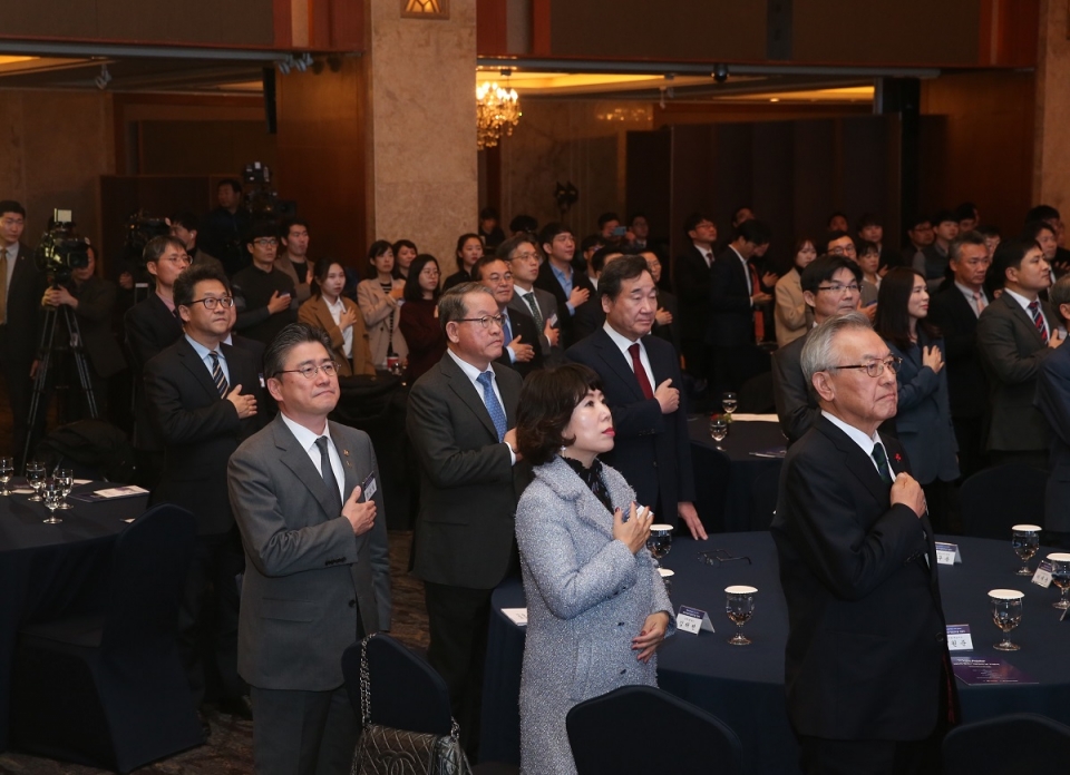 (시계방향) 정승일 산업통상자원부 차관, 강호갑 한국중견기업연합회 회장, 이낙연 국무총리, 김민현 한미반도체 사장, 신정택 세운철강 회장, 김해련 송원그룹 회장