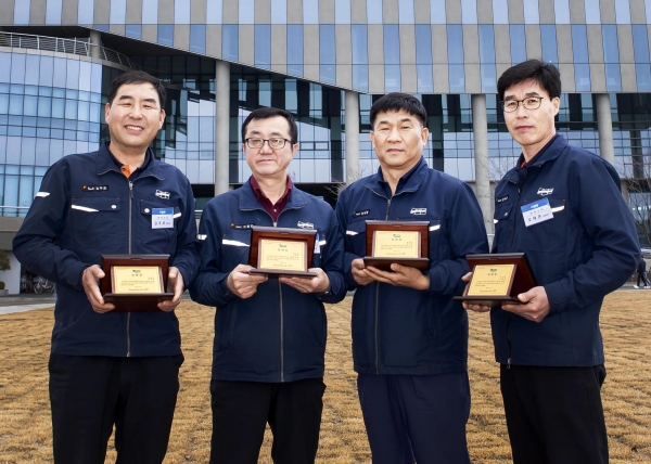 두산인프라코어의 기술직 역량진단 시스템이 국가직무능력표준을 활용한 선도사례로 선정되었다. 지난해 두산인프라코어는 기술직 직원의 체계적 육성과 자긍심 고취를 위해 최고 기술전문가 ‘마이스터’ 4명(사진)을 선정해 발표했다. (사진=두산인프라코어)