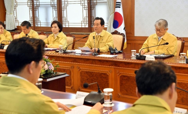 정세균 국무총리가 28일 세종로 정부서울청사에서 열린 신종 코로나 바이러스 감염증 대응 관계장관회의를 주재하고 있다.