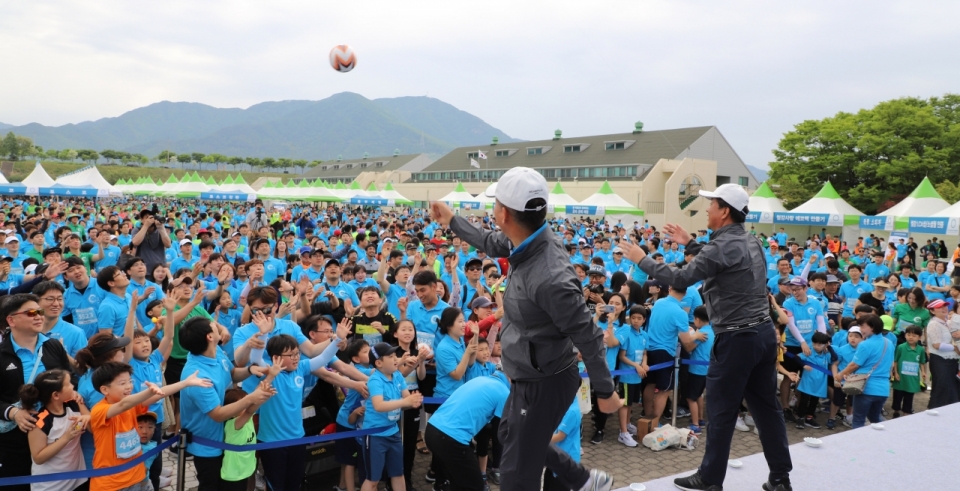 한국철강협회가 매년 개최해오던 철강사랑 마라톤 행사를 코로나19 영향으로 올해는 개최하지 않기로 했다. 사진은 지난해 철강사랑 마라톤 행사 장면.