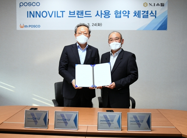 포스코와 NI스틸은 24일 NI스틸 서울사무소에서 첫번째 이노빌트(INNOVILT) 브랜드 사용 협약을 체결했다(사진 왼쪽 포스코 정탁 마케팅본부장, 사진 오른쪽 NI스틸 배종민 대표이사(회장))