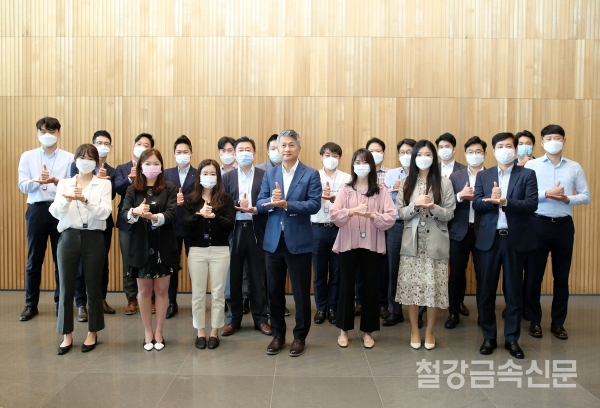 동국제강 장세욱 부회장(가운데)과 임직원들이 수어로 존경과 감사의 마음을 표현하고 있다/사진=동국제강