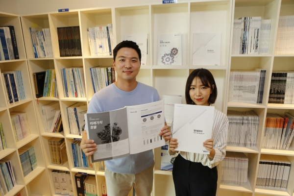 현대위아 직원들이 6일 경기도 의왕시 현대위아 의왕연구소에서 ‘현대위아 2020 지속가능성보고서’를 들고 기념 사진을 찍고 있다. (사진=현대위아)