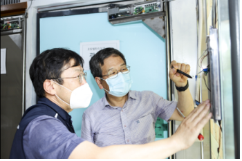 한국기계연구원 로봇메카트로닉스연구실 함상용 책임기술원(오른쪽)과 지역 중소기업 세이인 백진기 대표(왼쪽)가 로봇기술을 활용한 전용 모션 제어기술의 밸런스 도어 적용 방안을 논의하고 있다. (사진=기계연구원)