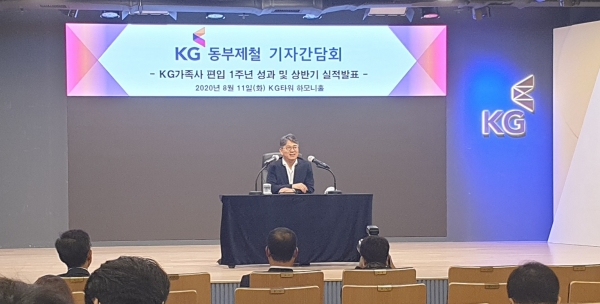 KG그룹 곽재선 회장이 11일 기자간담회를 열고 KG동부제철이 새로운 기업으로 변신에 성공할 수 있었던 비결을 설명하는 시간을 가졌다.