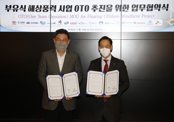 18일, SK건설 본사에서 열린 부유식 해상풍력 기술협력에 관한 상호협약식에서 SK건설 안재현 사장(왼쪽)과 두산중공업 박인원 Plant EPC BG장이 협약 체결 후 기념촬영을 하고 있다. (사진=두산중공업)