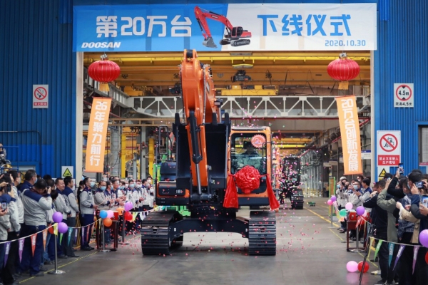 두산인프라코어는 2020년 중국에서 10년래 최대 판매기록을 달성했다. 사진은 지난해 중국 진출 해외기업 최초로 굴착기 누적 생산 20만대를 돌파해 개최한 기념식. (사진=두산인프라코어)