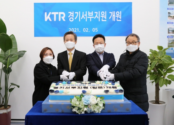 KTR 권오정 원장(왼쪽 두번째)과 임직원들이 경기서부지원(김포) 개원 기념 행사를 하고 있다. (사진=KTR)