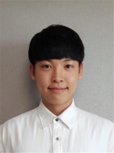 글로벌 철강금속 학술대회인 ‘International Conference on Molten slags, Fluxes and salts’에서 한국기술대학교 여상록 대학원생이 Molten 2021 포스터 상(Young Slag Scientist Poster Award)을 받았다.해당 학술대회는 지난 1980년 시작된 행사로, 4년에 한 번 개최되는 철강 및 금속고품질소재 생산의 필수적인 부산물인 슬래그, 플럭스 및 솔트에 대한 연구를 주제로 하는 권위 있는 학술대회다.이번 행사는 대한금속재료학회 주최로 열린 행사다. 일본철강협회(ISIJ)와 중국금속학회(CSM) 및 미국 금속재료학회(TSM)가 논문지원을 맡고 포스코와 LS니꼬동제련, 현대제철, 동국제강 등의 한국 철강금속기업들이 후원을 담당했다. 이에 학술행사에서 23개국의 연구자들이 254건의 다양한 주제를 온라인 콘퍼런스로 발표할 수 있었다.이 대회에서 한국기술대학교 여상록 대학원생은 고품질의 철강을 제조하기 위한 기초연구로‘산화칼슘(CaO)-산화알루미늄(Al2O3)-이산화규소(SiO2) 슬래그에서 산화알루미늄 개재물의 용해거동 관찰’을 주제로 한 연구로 포스터 상을 수여 받았다. 해당 연구는 1,600도(℃) 철강조업환경에서 발생하는 산화알루미늄 비금속개재물의 슬래그로 용해하는 현상을 새로운 고온 In-situ 관찰장치를 이용하여 용해 기구를 해석한 내용이다.여상록 학생은 “4년에 한 번 개최되는 국제 학술대회에서 상을 받게 돼 영광스럽고 많은 도움 주신 정용석 교수님께 감사를 드린다”라며 “앞으로도 지속적으로 발전 시켜 철강 분야의 가치 있는 연구원이 되기 위해 노력하겠다”라고 말했다.