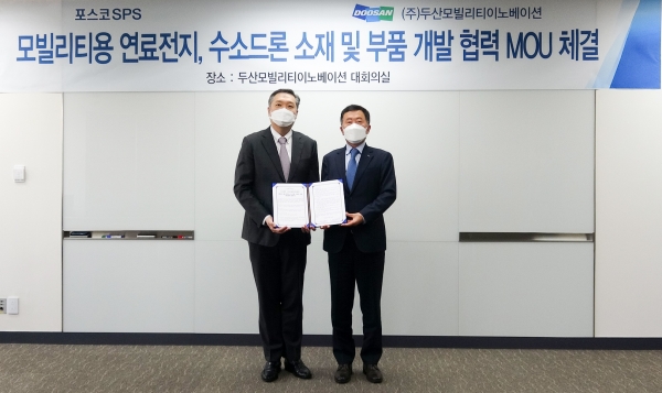 이두순 두산모빌리티이노베이션 대표(왼쪽)와 김학용 포스코SPS 대표가 업무협약식을 마치고 기념 촬영을 하고 있다