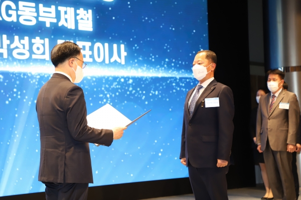 KG동부제철 박성희 대표가 제22회 철의날 행사에서 은탑산업훈장을 받았다.