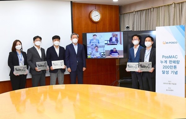 포스코 정탁 마케팅본부장이 포스맥 제품개발 및 시장 개척에 기여한 그룹 임직원 5명에게 감사패를 수여했다. 왼쪽부터 글로벌품질서비스실 김진아 차장, 포스코건설 이원현 PM, 철강솔루션연구소 하태휴 수석연구원, 정탁 마케팅본부장, 화면 상단 좌측부터 시계방향으로 아주스틸 이병형 사장, 제철산업 서권덕 사장, 제원에이스산업 조충식 대표, 유진철강산업 유도현 대표, 포스코강판 남정호 그룹장, 전기전자마케팅실 윤영재 차장 (사진=포스코)