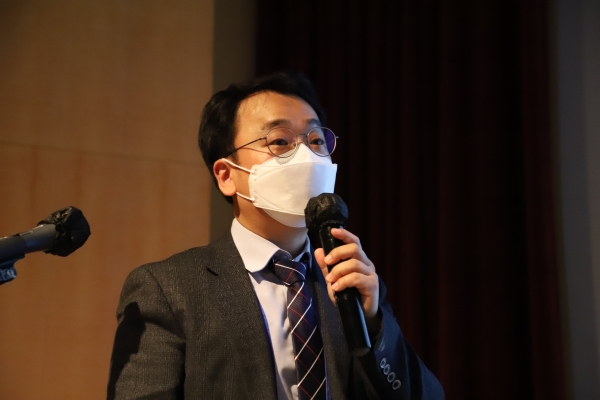 내년 국내 건설 경기 전망에 대해 발표하는 한국건설산업연구원의 박철한 연구위원