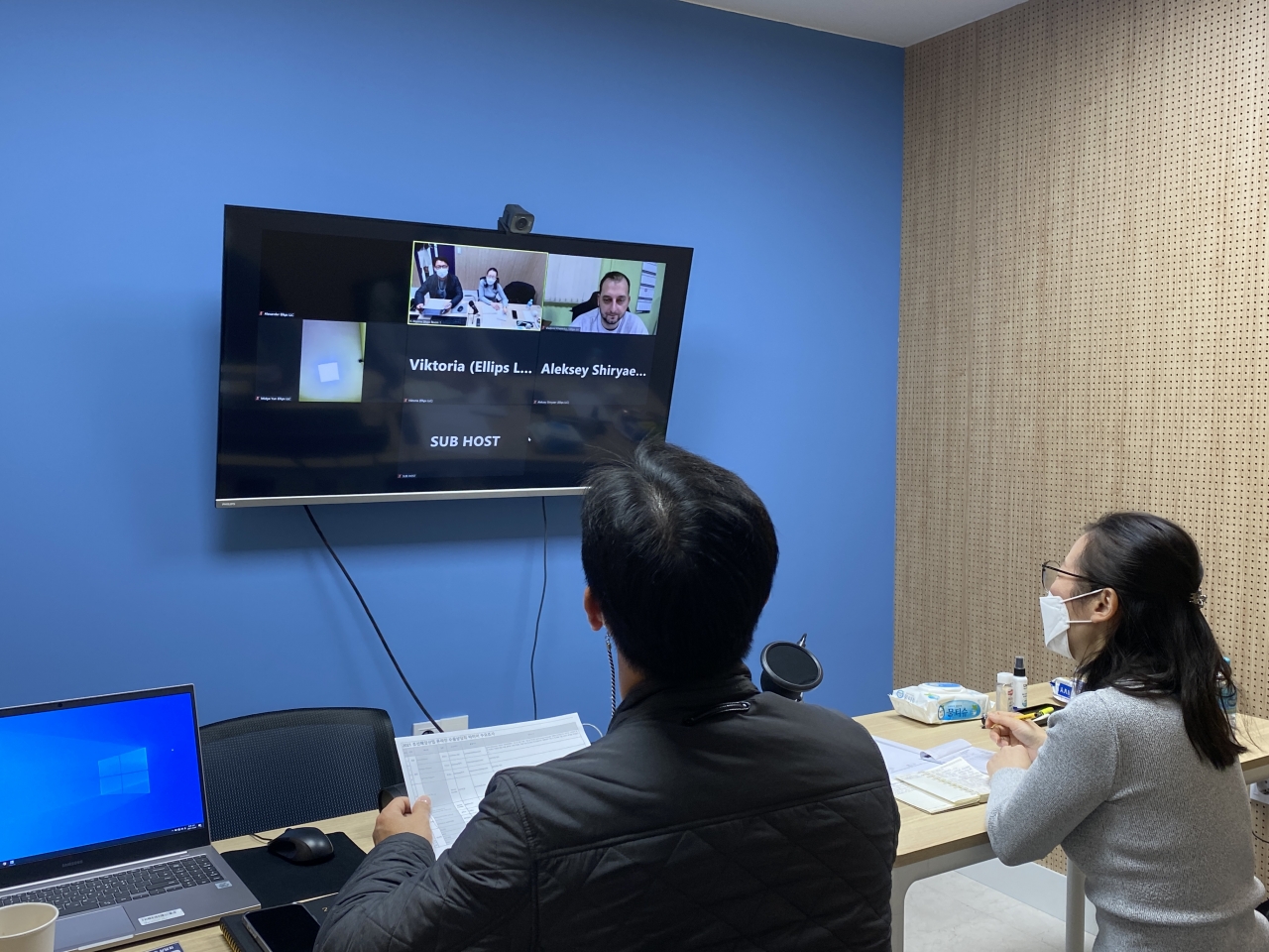 한국조선해양기자재글로벌지원센터 1층 화상 상담장에서 한 참가 기업이 바이어와 화상 회의를 하고 있다