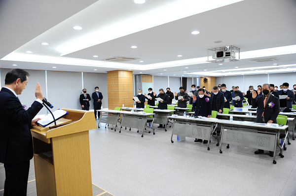 공정거래 자율 준수 선언 중인 신용문 이사장과 조합원사 대표들. (사진=금형조합)