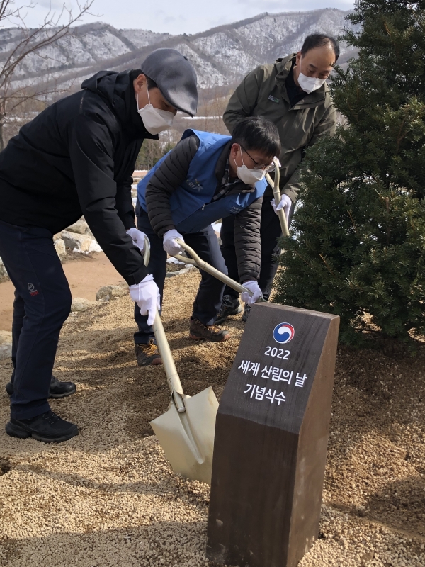 포스코스틸리온 윤석철 컬러마케팅실장(가운데)과 국립수목원 최영태 원장(왼쪽)이 식수를 하고 있다 (사진제공=포스코스틸리온)