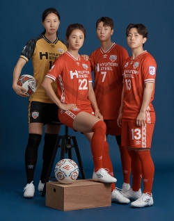 현대제철 여자축구단 '레드엔젤스' 홈키트 4인컷 왼쪽부터 김정미, 최유리, 손화연, 박희영 (사진제공=현대제철)