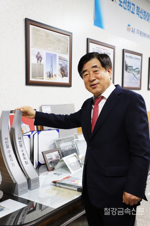 김윤중 동양AK 회장이 동양AK가 수상한 수출의 탑을 소개하고 있다.