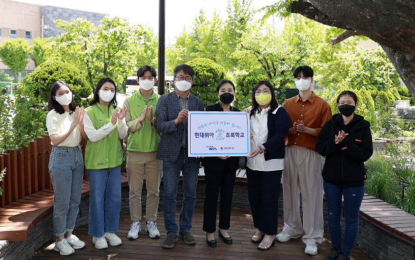 현대위아 임직원들과 국립서울농학교 학생 및 교사들이 지난 10일 서울 종로구 국립서울농학교 내 현대위아가 조성한 ‘느티나무 정원’에서 기념사진을 찍고 있다. (사진=현대위아)