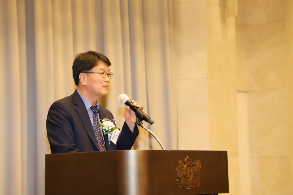 이제중 한국비철금속협회 회장이 비철의 날 기념 축사를 하고 있다.