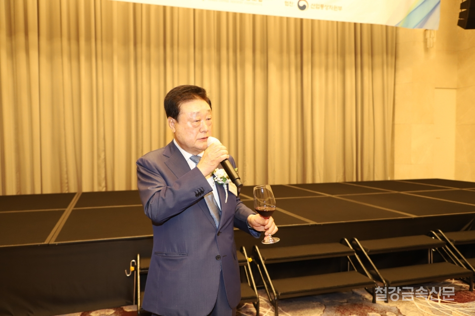 조시영 한국동공업협동조합 이사장이 건배사를 외치고 있다.
