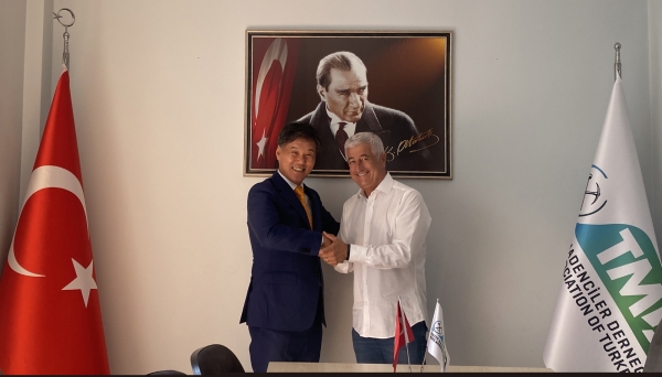 한국수입협회 김병관 회장(좌)은 튀르키예 광물협회 알리 에미로글루(Ali Emiroglu) 회장을 만나 광물자원의 공급망 관련 협력 방안에 대해 논의했다. (사진=수입협회)