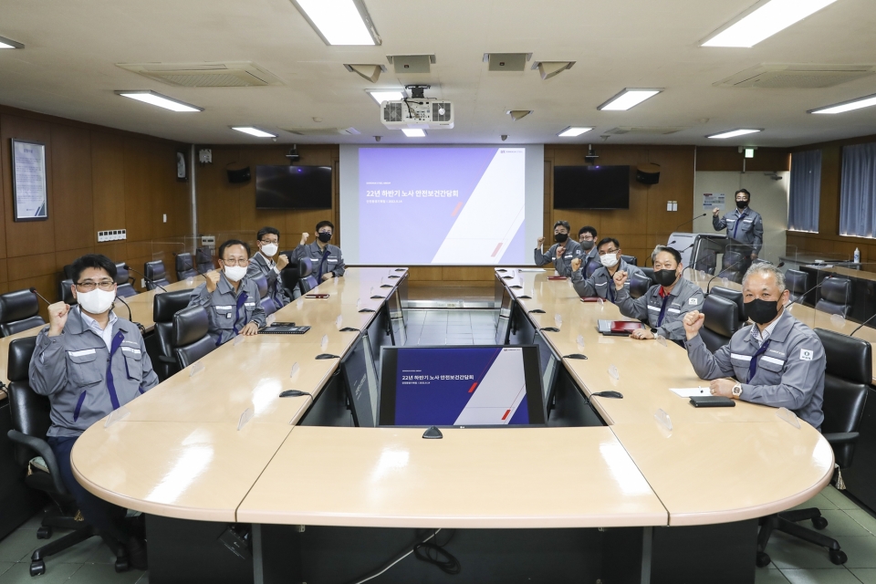 14일 동국제강 인천공장에서 노사 안전보건간담회가 진행되는 모습. (사진 왼쪽부터) 이찬희 동반협력실장, 김연극 대표이사 사장, 김현 인천공장 관리 이사, 변홍열 부산공장 관리 이사, 김성곤 당진공장 노조지부장, 엄해철 포항공장 노조지부장, 윤성원 신평공장 노조지부장, 박상규 노조위원장, 김병현 안전환경기획팀장, 박성균 부산공장 노조지부장.