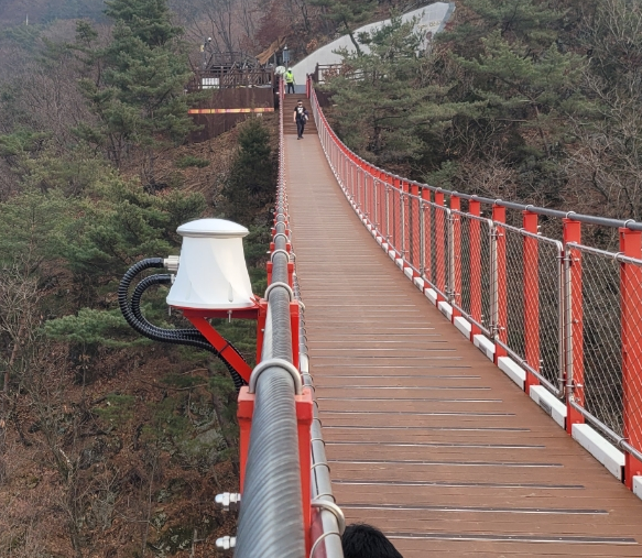 파주 감악산 출렁다리에 설치된 고정밀 변위계측기