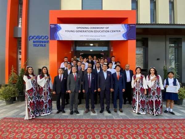 포스코인터내셔널 우즈베키스탄 페르가나 교육센터 준공식 기념촬영. (사진=포스코인터내셔널)