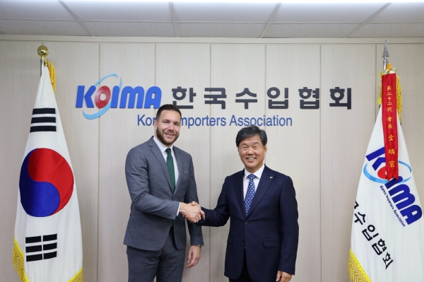 한국수입협회 김병관 회장과 네마냐 그르비치 주한 세르비아 대사의 내방 기념촬영. (사진=수입협회)