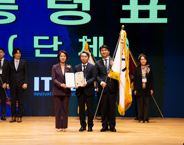 KTR 김현철 원장(왼쪽에서 두 번째)이 중소기업 기술혁신대전 기술협력유공자 산학협력부문 대통령상을 수상한 뒤 기념촬영을 하고 있다. (사진=KTR)