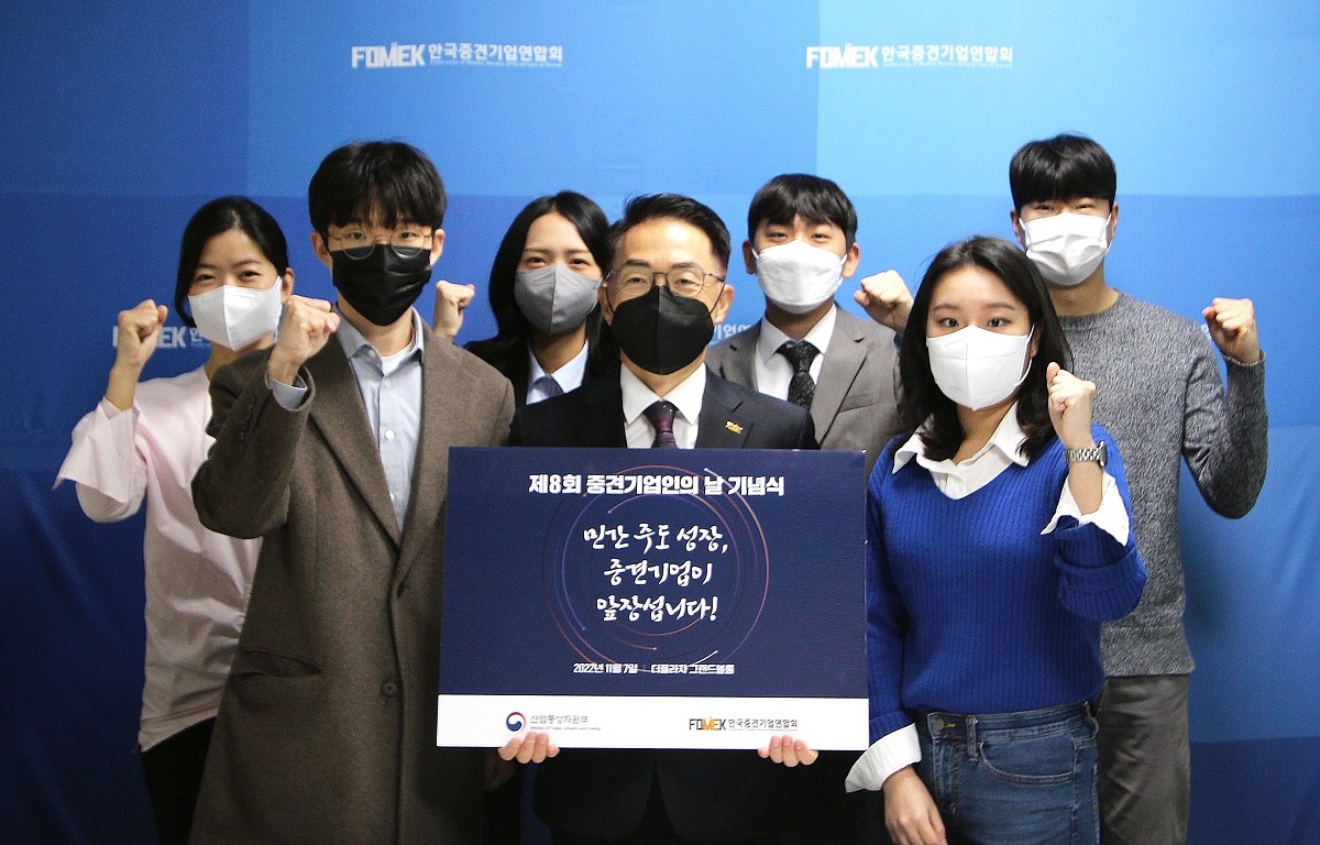 기념 촬영하는 이호준 한국중견기업연합회 상근부회장(앞줄 왼쪽에서 두번째)과 한국중견기업연합회 직원들