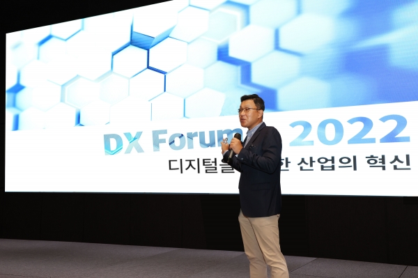 11일 분당두산타워에서 열린 ‘DX Forum 2022’에서 두산에너빌리티 송용진 전략혁신부문장이 인사말을 하고 있다. (사진=두산에너빌리티)