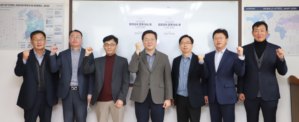 (왼쪽부터) 철강금속신문 김도연 편집국장, 한극비철금속협회 이승훈 본부장, 현대제철 장철홍 상무, 산업부 오충종 철강세라믹과장, 포스리 박찬욱 연구위원, 고려아연 신우식 상무, 한국철강협회 조경석 전무.