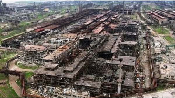 러시아-우크라이나 전쟁은 전 세계적 공급망 충격과 에너지 위기를 불러왔다. 사진은 전쟁으로 파괴된 우크라이나의 제철소. (사진 BBC)