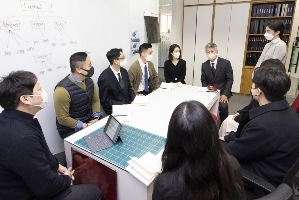 장세욱 동국제강 부회장이 2일 팀별 시무식을 찾아 덕담을 나누고 있다.