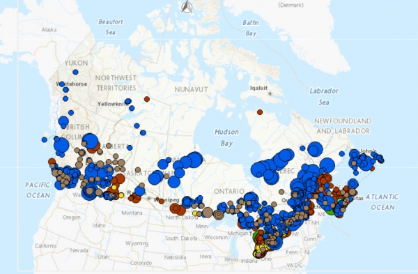 캐나다 내 재생에너지 발전소 분포도. 갈색(바이오매스), 파란색(수력), 초록색(원자력), 노란색(태양열), 빨간색(풍력), 초록색(조력발전). (캐나다 정부 누리집)