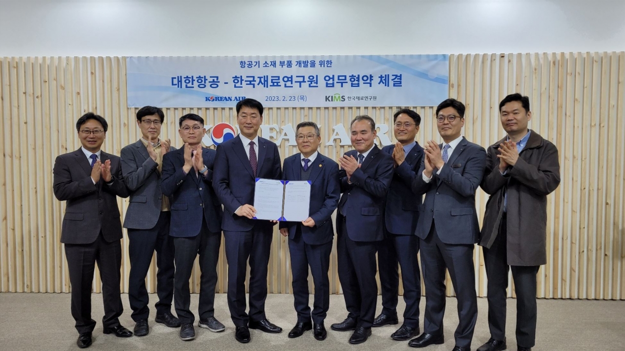 부산 벡스코(BEXCO)에서 열린‘2023 드론 쇼 코리아’전시장에서 한국재료연구원과 ㈜대한항공 간의 무인항공기 소재 및 부품기술 개발을 위한 업무협약식이 개최됐다. 사진은 한국재료연구원 이정환 원장(업무협약서를 들고 있는 오른쪽)과 대한항공 박정우 항공우주사업본부장이 참석자들과 함께 기념 촬영을 하고 있다.