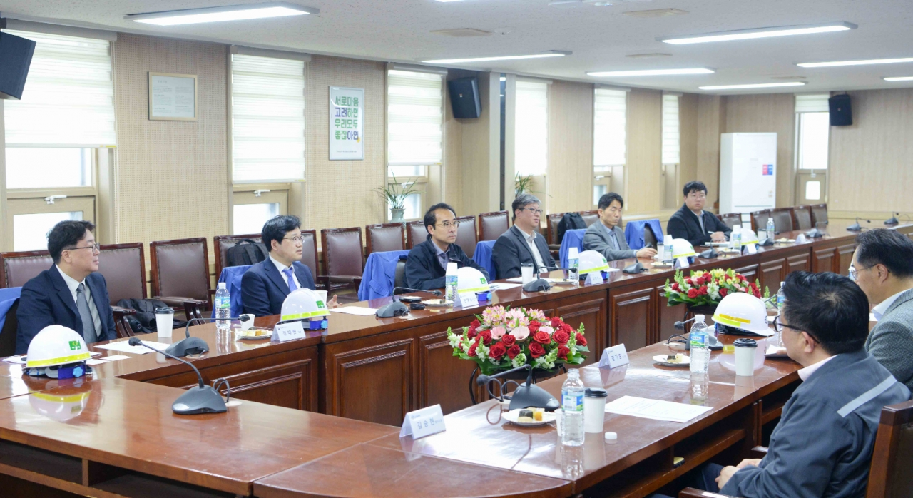 산업통상자원부는 지난 5일 고려아연 온산제련소를 방문하여 핵심광물 제련 및 가공 업계 간담회를 가졌다.(사진=산업통상자원부)