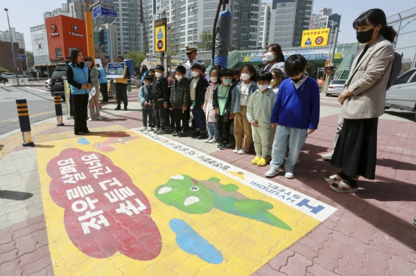 ​​​​​​​현대제철(대표 안동일) 당진제철소가 지난 12일 당진시 채운동 탑동사거리에서 2023년 첫 교통안전 캠페인을 실시하고 있다. (사진=현대제철)