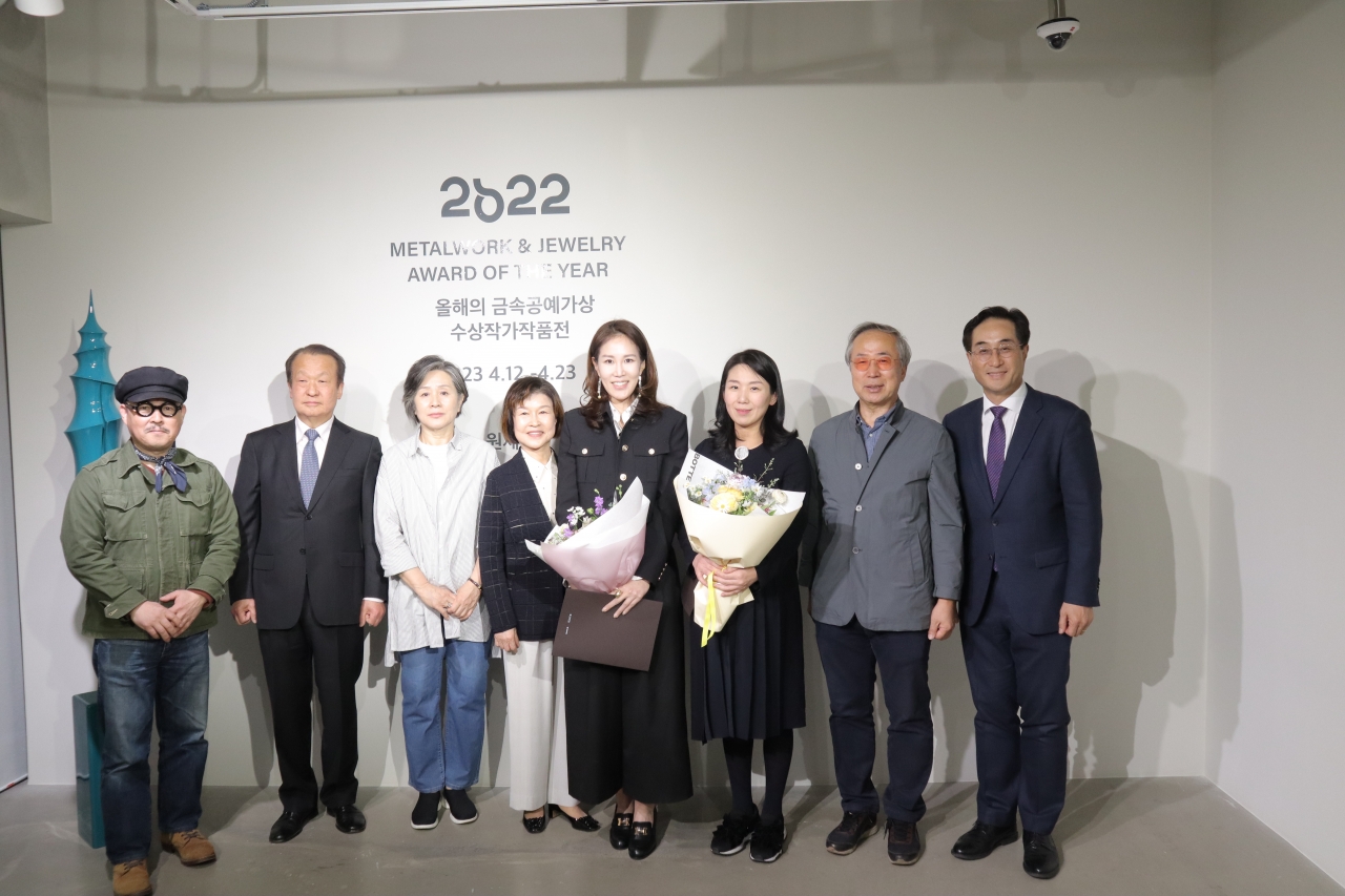 고려아연이 후원하는 2022올해의 금속공예가상 시상식에서 올해의 수상자 주소연(왼쪽에서 5번째), 원재선(왼쪽에서 6번째) 두명의 작가를 비롯하여 김기준 고려아연 지속가능경영본부장(오른쪽 첫번째) 기념촬영을 하고 있다.
