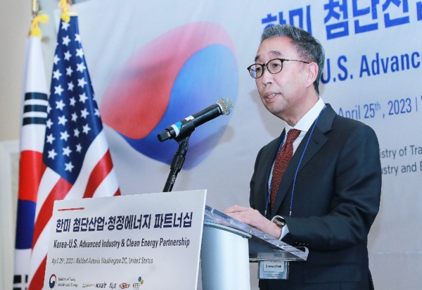 미국 워싱턴 D.C.에서 열린 한미 첨단산업·청정 에너지 파트너십 행사에서 두산에너빌리티 박지원 회장이 대표 발언을 하고 있다. (사진=두산에너빌리티)