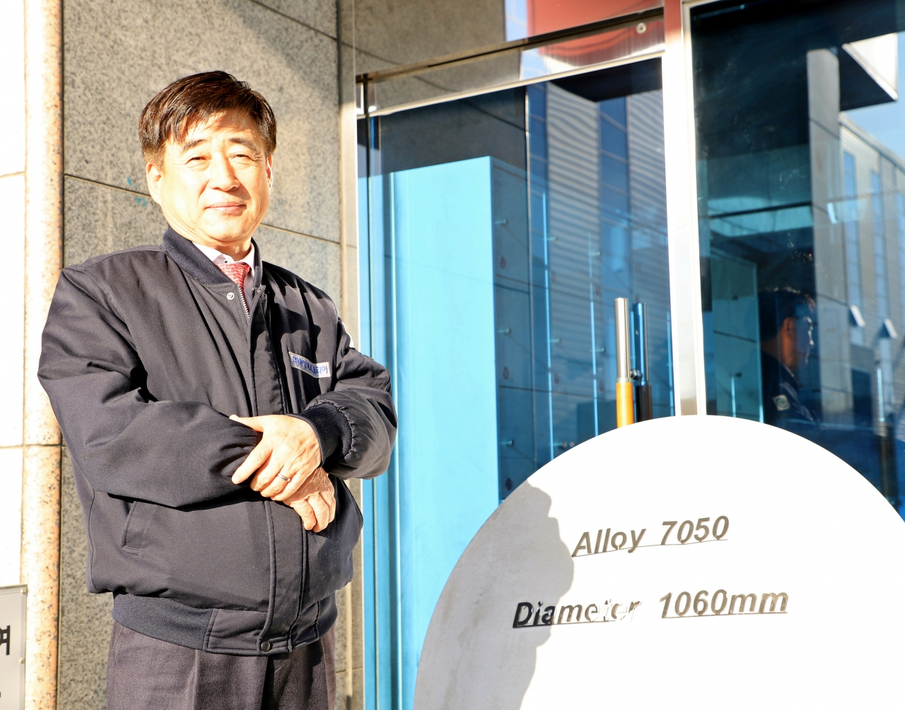 동양AK가 항공용 알루미늄 소재 공급을 본격화 할 것으로 보인다. 사진은 김윤중 회장이 초대형 알루미늄 빌렛에 대해 설명하는 모습.