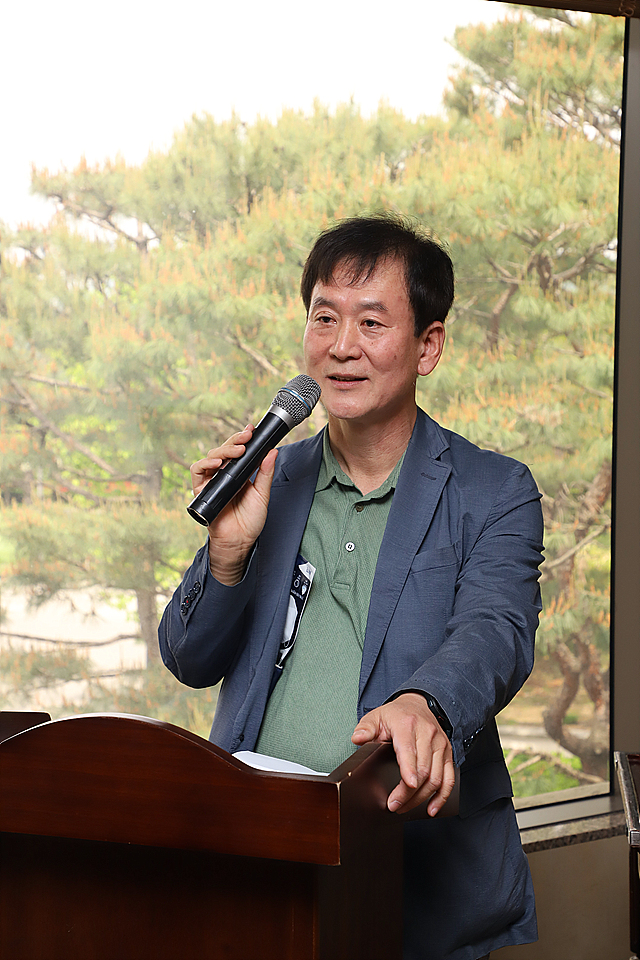에스앤엠미디어 곽종헌 상무가 2023년 에스앤엠미디어의 주요 사업을 설명하고 있다.